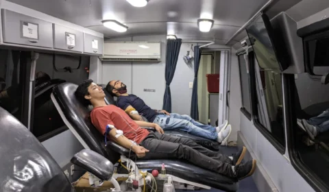 ‘Vampirão’ estaciona em shopping para campanha de doação de sangue