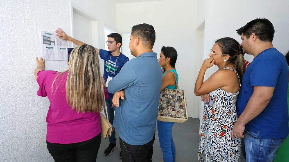 Famílias escolhem apartamentos no Residencial Ozias Monteiro II