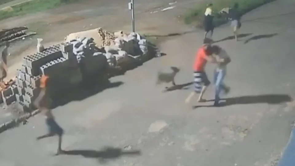 Homem é espancado e agredido com tijoladas na cabeça