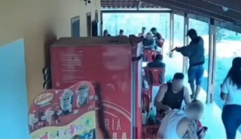 Veja Vídeo: homem mata jovem e deixa outro ferido a tiros em bar