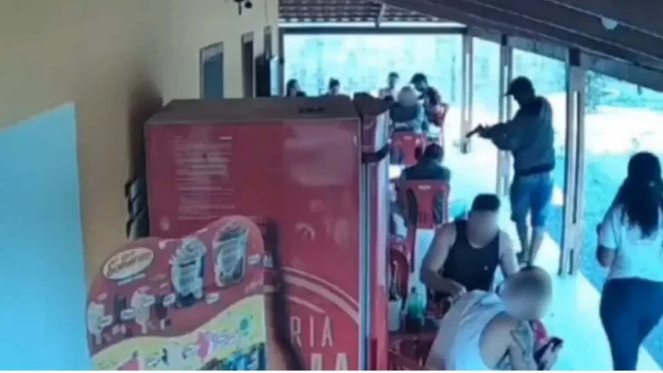 Veja Vídeo: homem mata jovem e deixa outro ferido a tiros em bar