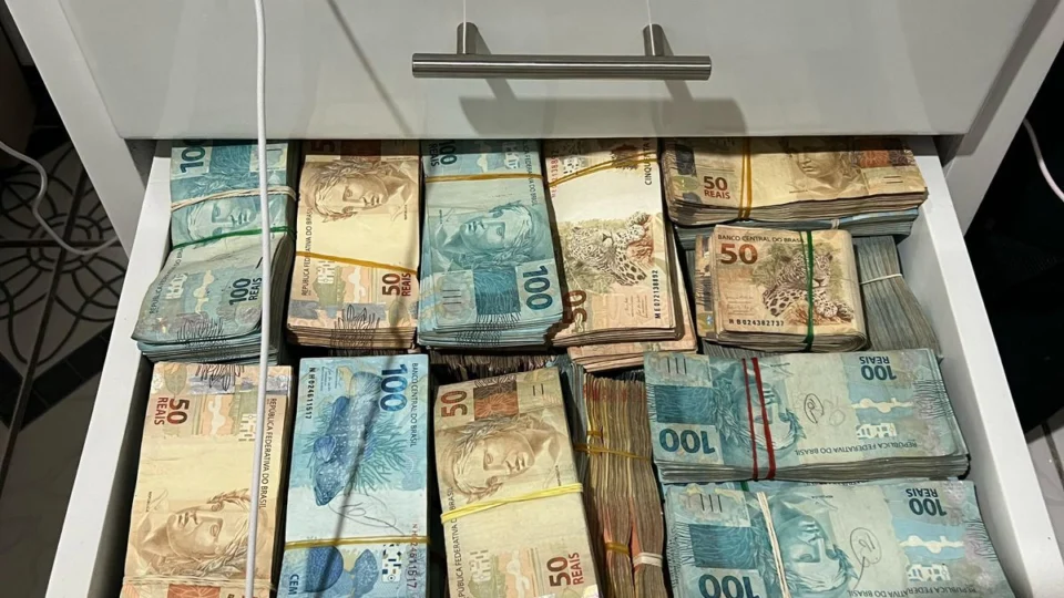 Avião e R$ 1 milhão são apreendidos no Amazonas; nove vão presos