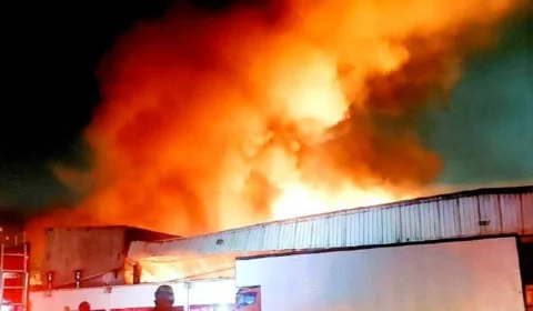 Incêndio de grande proporção atinge fábrica de colchões no bairro Distrito Industrial