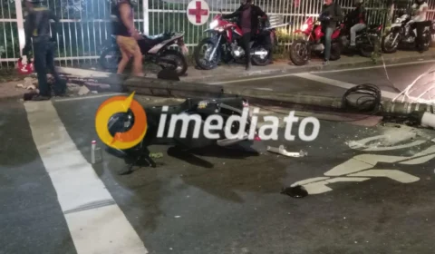 Carreta derruba poste e atinge motocicleta na zona Leste de Manaus