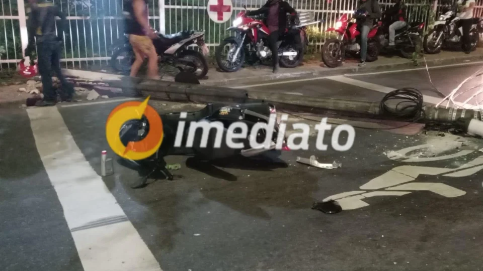 Carreta derruba poste e atinge motocicleta na zona Leste de Manaus