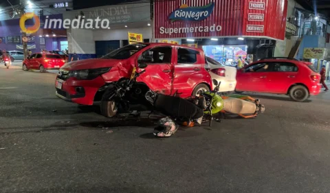 Motociclistas ficam feridos após colidir em carro na Avenida Grande Circular