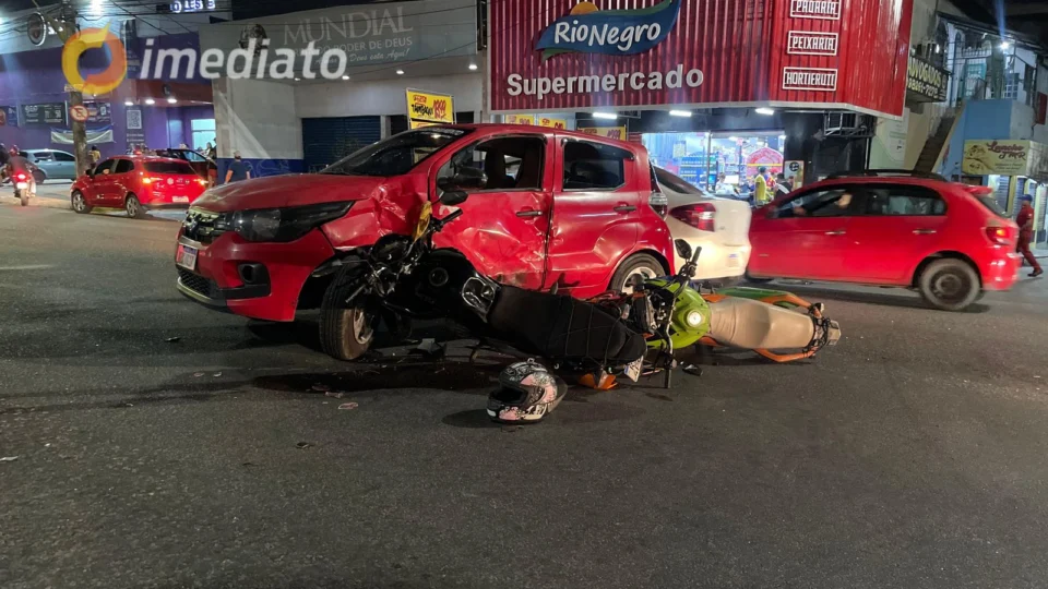 Motociclistas ficam feridos após colidir em carro na Avenida Grande Circular
