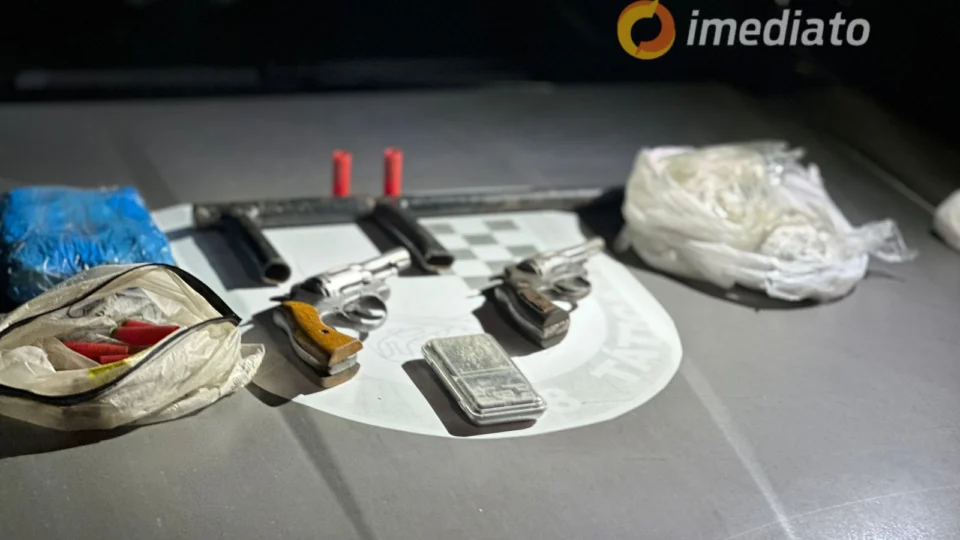 Força Tática apreende três armas de fogo e drogas na invasão Itaporanga