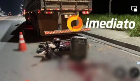 Motociclista fica gravemente ferido após colidir em traseira de carreta na Avenida das Torres