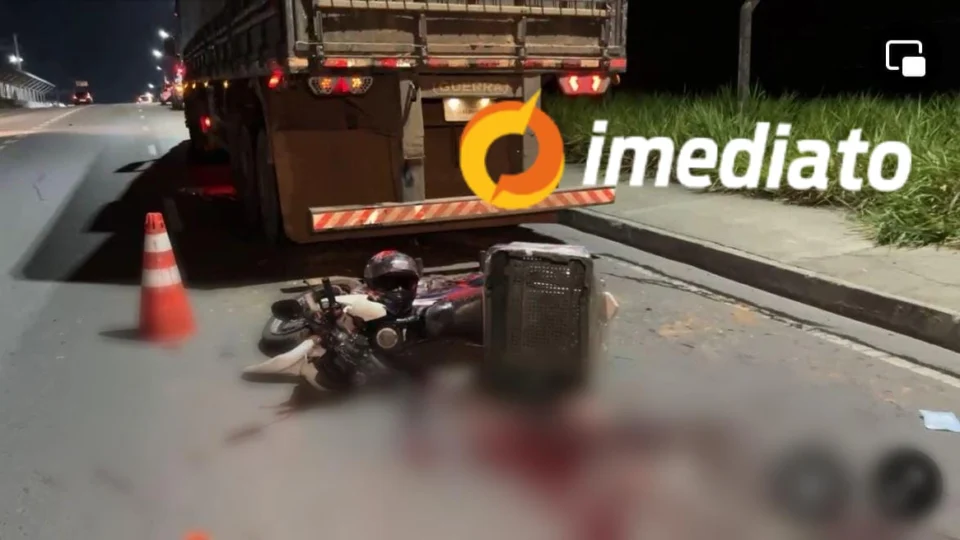Motociclista fica gravemente ferido após colidir em traseira de carreta na Avenida das Torres