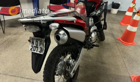 Homem abandona drogas e moto durante fuga no bairro Petrópolis