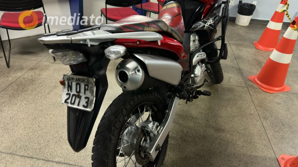 Homem abandona drogas e moto durante fuga no bairro Petrópolis