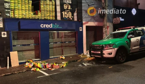 Bandidos furtam sapataria e causam prejuízo a lojista no Centro de Manaus