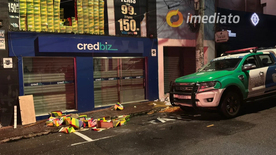 Bandidos furtam sapataria e causam prejuízo a lojista no Centro de Manaus