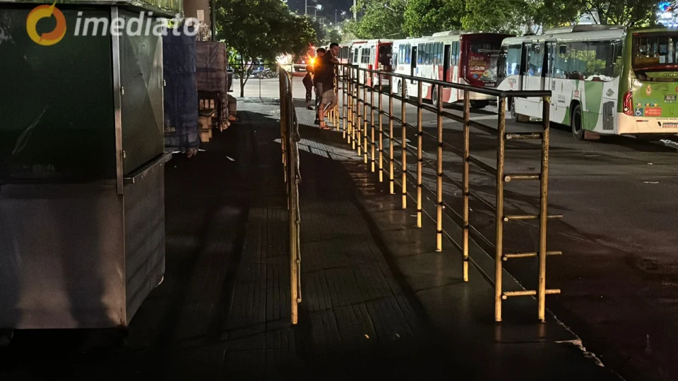 Sem iluminação no Terminal 4, passageiros vivem com medo de serem assaltados