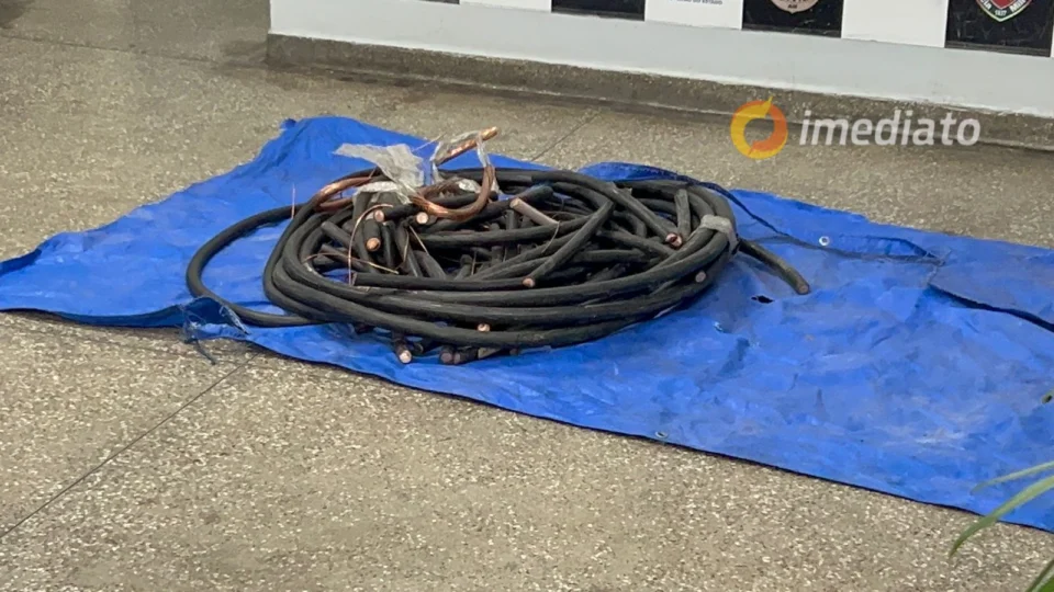 Trio é preso após furtar R$ 3 mil de fio de cobre no bairro Armando Mendes