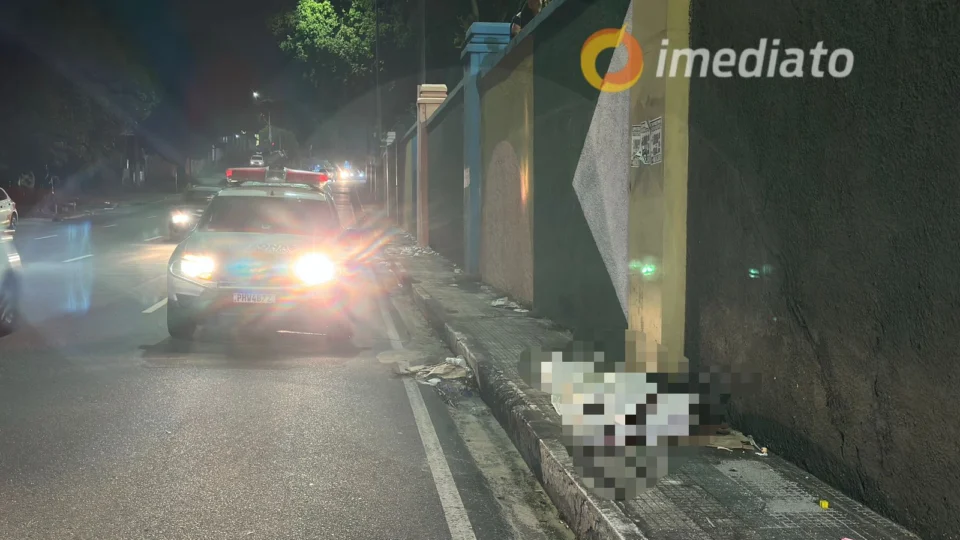 Idoso morre após cair de mureta na Praça do Japiim