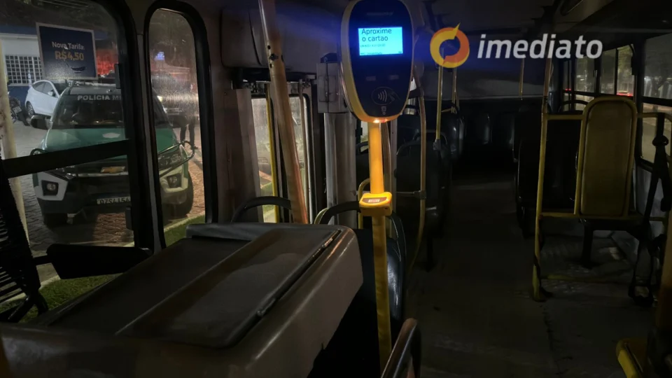 Dupla de bandidos agride motorista durante assalto a ônibus da linha 621