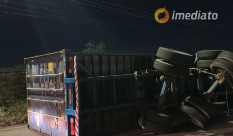 Container solta de carreta e tomba na Avenida das Torres