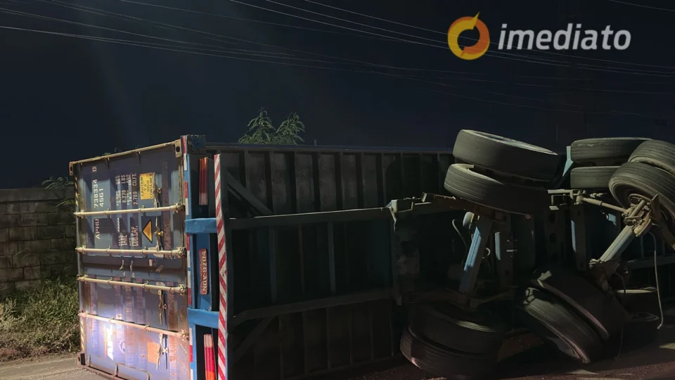 Container solta de carreta e tomba na Avenida das Torres