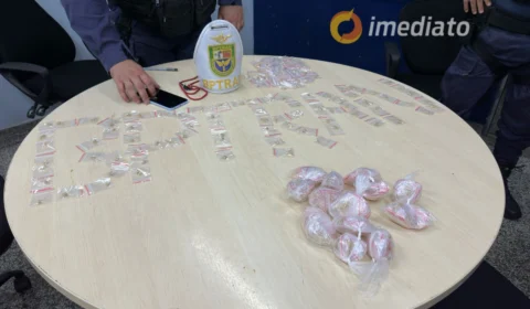 Motoqueiro é preso em barreira da PM com drogas na Avenida Brasil