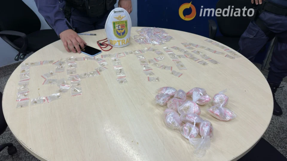 Motoqueiro é preso em barreira da PM com drogas na Avenida Brasil