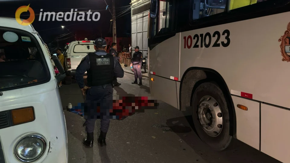 Mototaxista morre após colidir em ônibus no bairro Colônia Terra Nova