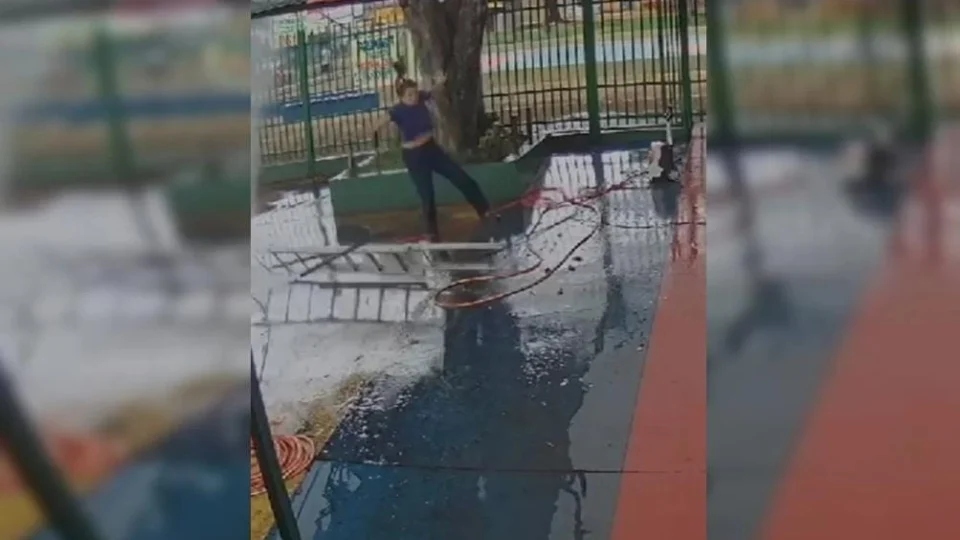 Veja Vídeo: mulher cai de escada, bate cabeça e fica em estado grave