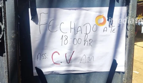 Bandidos colocam cartaz em beco para impedir passagem da polícia e moradores na Redenção