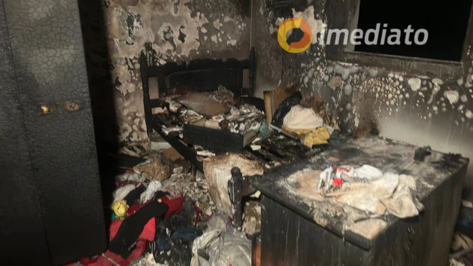 Família perde tudo durante incêndio em casa no Novo Israel; três pessoas são socorridas