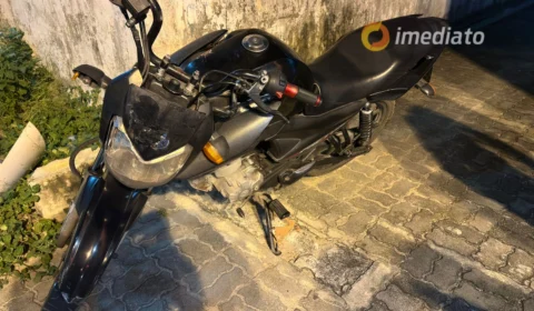 Homem é preso e adolescente apreendido com moto roubada no conjunto Versalles