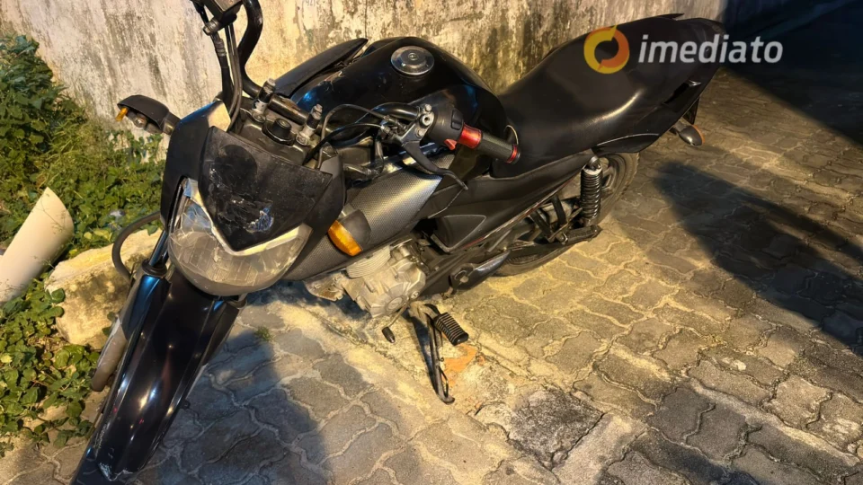 Homem é preso e adolescente apreendido com moto roubada no conjunto Versalles