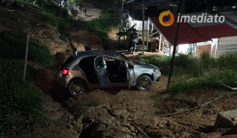 Policiais perseguem criminosos e carro acaba capotando na Avenida Torquato Tapajós