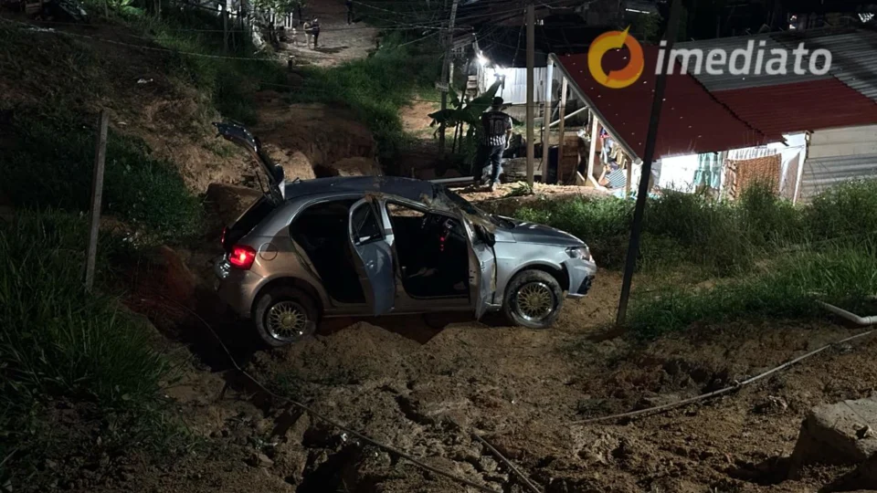 Policiais perseguem criminosos e carro acaba capotando na Avenida Torquato Tapajós