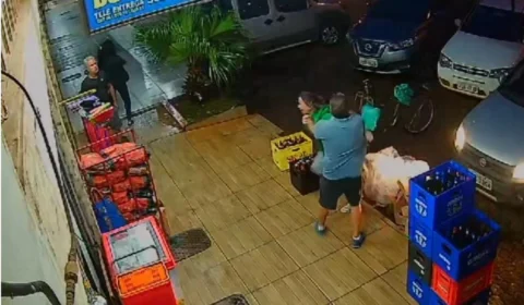 Vídeo mostra momento em que agiota esfaqueia mulher em comércio