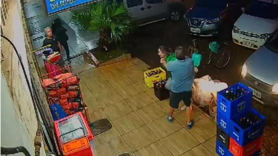 Vídeo mostra momento em que agiota esfaqueia mulher em comércio