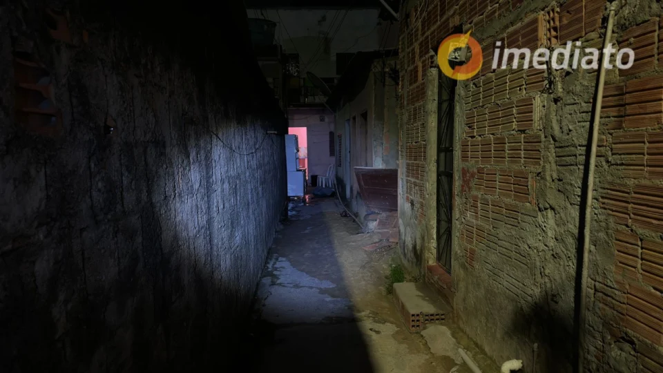 Bandidos invadem casa e matam homem a tiros no bairro no Parque Dez