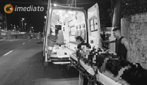 Motociclista fica gravemente ferido após ser atingido por carro na Av. Umberto Calderaro Filho