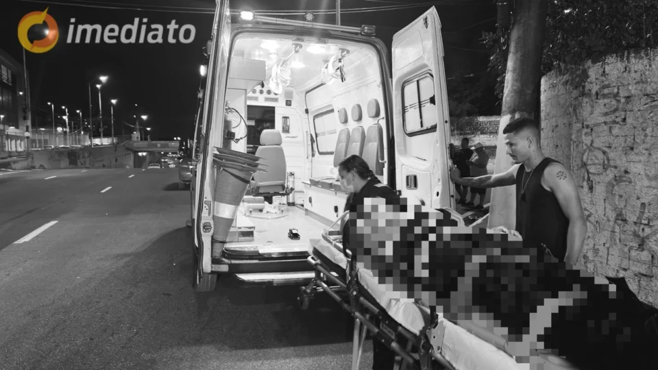 Motociclista fica gravemente ferido após ser atingido por carro na Av. Umberto Calderaro Filho