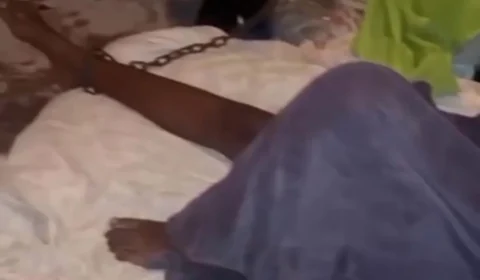 Vídeo mostra adolescente acorrentada pela própria mãe; veja