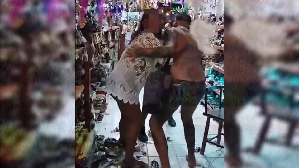 Veja Vídeo: mulher ataca comerciante judia dentro loja: “Assassina de criança”