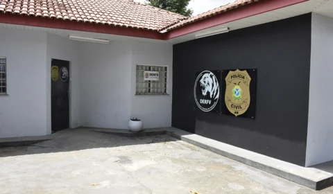 Mulher é presa por envolvimento em adulteração de placa de veículo e carro é apreendido