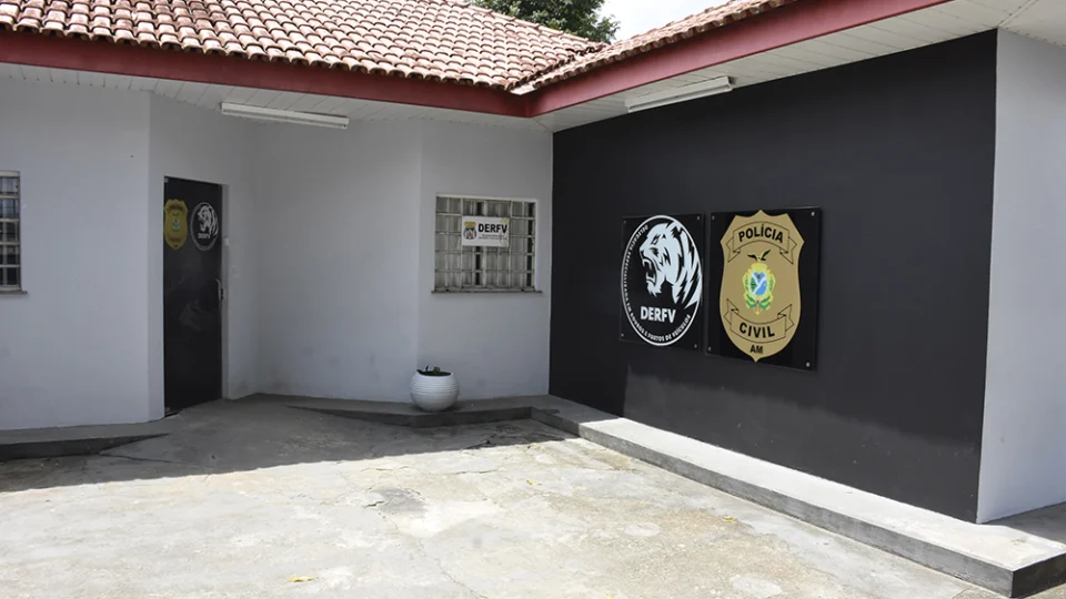 Mulher é presa por envolvimento em adulteração de placa de veículo e carro é apreendido