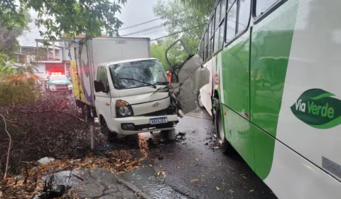 Motorista de caminhão fica preso às ferragens após colisão com ônibus