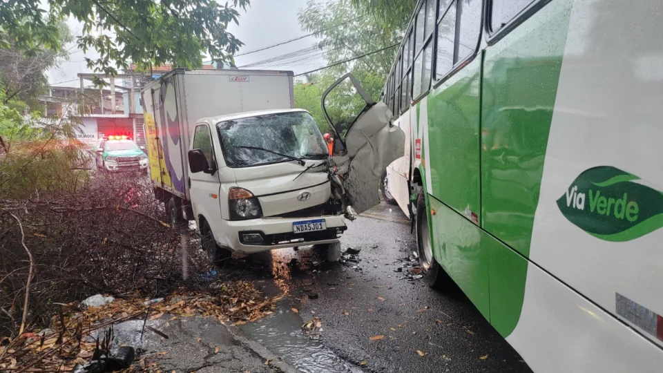 Motorista de caminhão fica preso às ferragens após colisão com ônibus