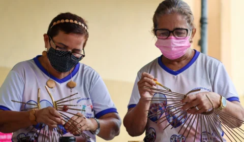 Grupo do projeto Vida e Saúde do Idoso Ativo confecciona acessórios para abertura do Grupo Especial