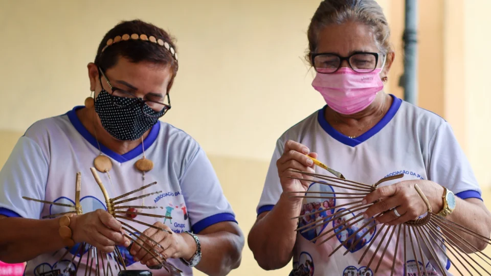 Grupo do projeto Vida e Saúde do Idoso Ativo confecciona acessórios para abertura do Grupo Especial