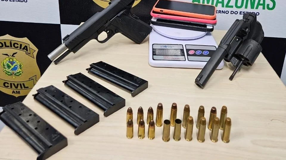 Foragido a Justiça por homicídio é preso em posse de armas de fogo e munições