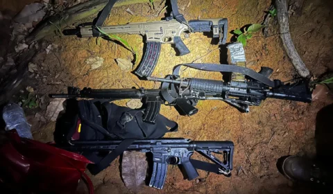 Três pessoas são presas com 2,8 toneladas de drogas, armamentos e uma lancha