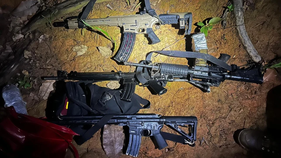 Três pessoas são presas com 2,8 toneladas de drogas, armamentos e uma lancha